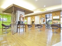 ウフヘアー(ufu hair)の雰囲気(広々として温かな店内【唐木田駅前】)