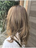 ベージュ