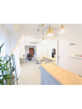 高円寺駅北口徒歩1分。大人女性の為の"ユナイテッドケアサロン"です。洗練された空間で癒しの時間を。