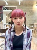 レッドカラーハイトーンヘアアレンジぱっつん前髪デザインカラー