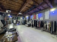 ヨルプラスディ(yoru+D)の雰囲気（秘密の地下にて古着屋を展開。見たい方はお声かけください(^^)）