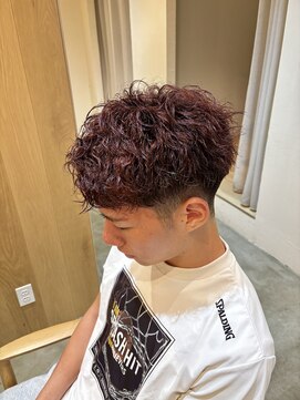 ソウスシア(SOURCE cia) 刈り上げスパイラルパーマ×ボルドーカラー【佐藤和弥】