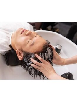 極上のヘッドスパ体験してみませんか？頭皮を柔らかく血行促進し、頭皮を清潔で健康的な状態へ整えます♪