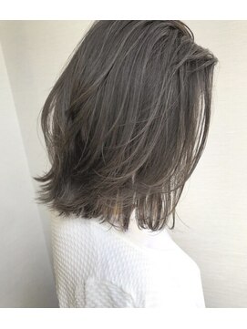 グランディール(Grandir) 外はねミディアムスタイル