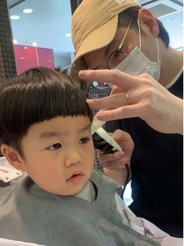 ヘアークラフトアルテサーノ(Hair craft Artesano)の写真/【キッズスペースあり】お子様連れでも安心◎お子様カットもOK！親子で一緒にオシャレを楽しめるサロン♪