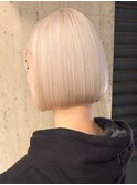ホワイトブロンド/切りっぱなしボブ/ハイトーンベージュ