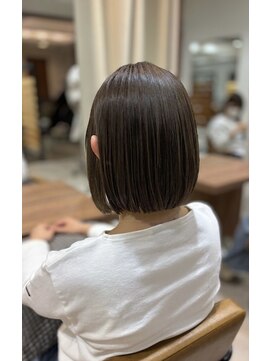 フラット 千葉(Flat.) オリーブカラー、切りっぱなしボブ【千葉】