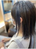 ネイビーブルーの外ハネボブヘアー