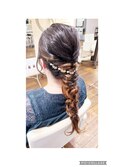 ロングヘアにおすすめ！大人ガーリーな編み下ろしスタイル