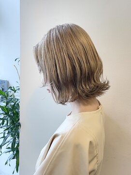 デコ(DECO) 《RYUSEI》外ハネボブベージュカラー　ハイトーンカラー髪質改善