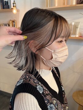 ミルヘアデザイン(mil hair design) インナーカラーミルクティーベージュシルバーイヤリングカラー