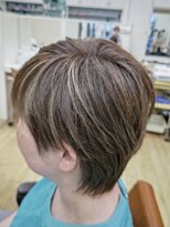 フレンド美容室PURE岬店&nbsp;ハイライト＋グレイベージュのおしゃれショート