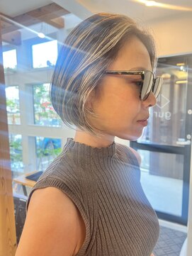 グリ(GURI) 細くハイライトたっぷり入れたボブスタイル