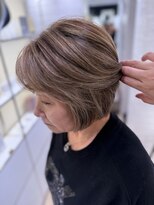 ステア ケース(stair case)&nbsp;一ヶ所に集中した白髪を目立たせないために必要なのは？