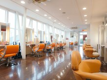 ピュア ハーツ 西尾店(Pure Hearts)の雰囲気（店内は明るく広々♪白とオレンジを基調とした気持ちのいい空間）