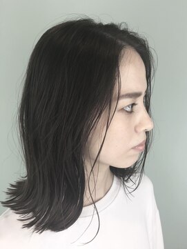 トレパルッキエーレ(tre parrucchiere) ［-tre-］外はねロブ