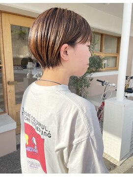 モカヘアー(mocha hair) ショートボブ/アッシュベージュ/耳掛け/カジュアルスタイル