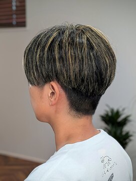 ウィスカーヘアー(whisker hair) ハイライト抜きっぱなし ハンサムショート