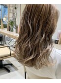 大人可愛いハイトーンベージュハイライト×ロングウェーブ