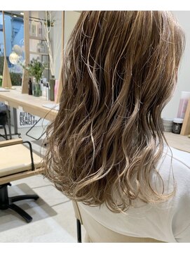 ヘアデザイン ソラ(Sola) 大人可愛いハイトーンベージュハイライト×ロングウェーブ