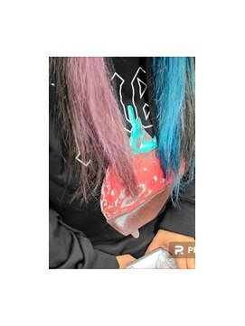 ヘアースペース 練馬店(hair space COCO) インナーカラー、右がピンクで左がブルー