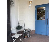 ヘアー ミュゼ 柱店(HAIR Musee)の雰囲気（入口は青い扉です♪ ）
