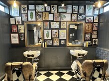 ビスタッグ(VISTAG)の雰囲気（奥のセット面は海外のbarberをイメージ非日常をお楽しみ下さい！）