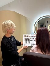 《1人のスタイリストが仕上げまで担当》