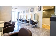 オーブ ヘアー ラフ 上大岡店(AUBE HAIR laff)の雰囲気（開放感のある明るい店内で、くつろぎの時間をお過ごしください。）
