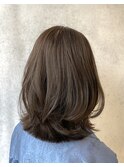 外ハネレイヤーカット・艶グレージュ