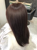 ジュエラ(Jewelux by trusty)&nbsp;’ジュエラ’30代40代大人可愛いグレージュカラー艶髪ストレート