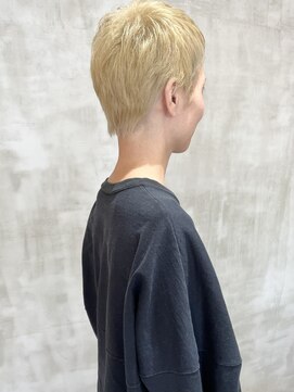 イル(ill) ベリーショート ベージュ ハイトーン ブリーチ