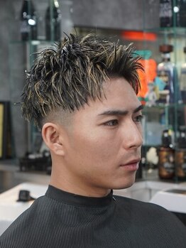 ツークツワンク バーバー 新宿(ZUG2WANG BARBER)の写真/【21時迄営業】仕事帰りの人は勿論、今から遊びに行く人もOK！[メンズカット/眉毛/シェービング/理容室]