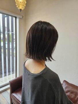 スウィープ(sweep) オリーブカラー×ぱつっとボブ