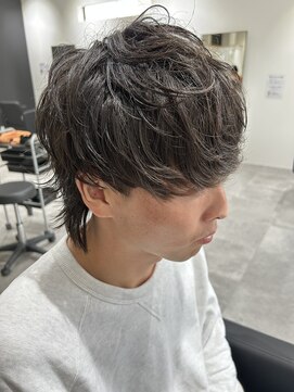 ヒュイル バイ ニアウ(Hwyl by Niau) メンズマッシュウルフパーマニュアンスパーマツーブロック眉毛