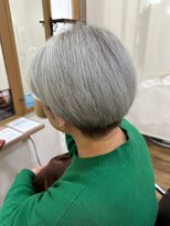 イタクラ 赤道店 (ITAKURA) ホワイトシルバー／ショートヘア／トリプルカラー