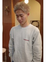 エディ(Edy)&nbsp;スパイキーショート刈り上げ抜きっぱなしブロンド眉毛カット