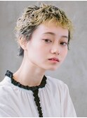ハイトーンのパーマショート