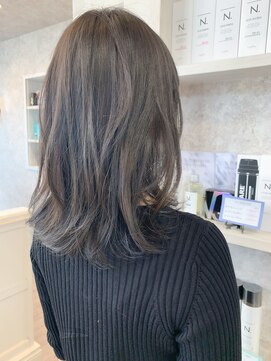 キャアリー(Caary) 福山市美容室Caary人気 ぱつんとラインの抜け感アッシュブルー