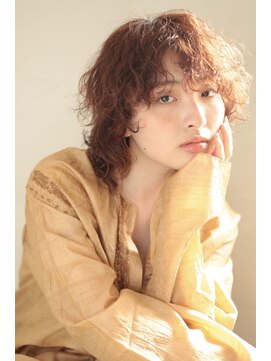 ファム(FAM) ミディアムレイヤー　パーマ　ウルフ　オレンジブラウン　代官山