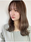 セミロングにオリーブグレージュ