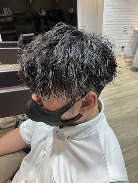 エヌプラス(N+) 波巻きツイストスパイラル刈り上げセンターパートサーフカール