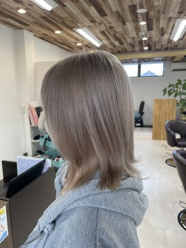 イロ 成田(iLo) ホワイトベージュ