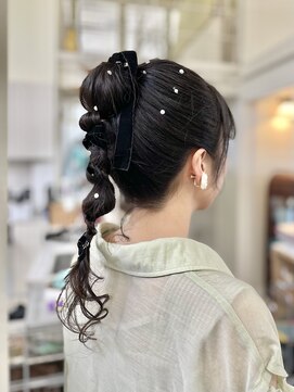 ティーズヘアイナガキイヴピアジェ ポニーのアレンジ＿かわいい＿ベロアリボン