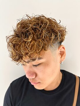 ルーシー 渋谷(LUCEY) スペインカール極道パーマホワイトメッシュスキンフェード短髪