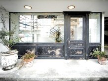 アンジェリカ(Angelica)の雰囲気（アンティークなこだわりのエントランス。右側には駐車場も完備。）