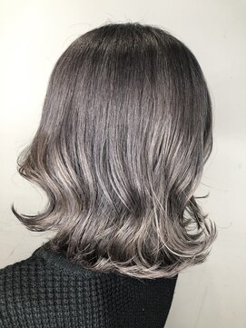 リバレッジ 広尾(Leverage) シルバーグレージュ外ハネボブスタイル