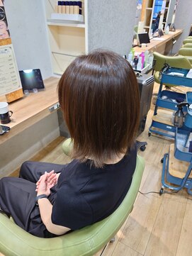 ブロッサム 東中野店 20代30代40代外ハネアッシュグレージュ肩ライン耳掛け