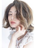 透け感の中に品の良さ感じるヌーディーベージュボブ
