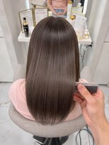 アロン(ALLON) 赤みを抑えた、透明感あふれるエメラルドカラー